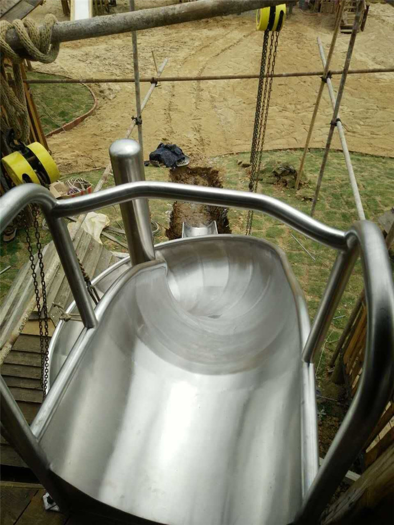 湖南冷水江市農莊不銹鋼滑梯施工現場案例