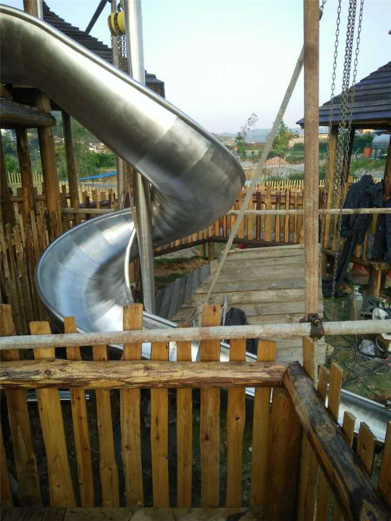 湖南冷水江市農莊不銹鋼滑梯施工現場案例