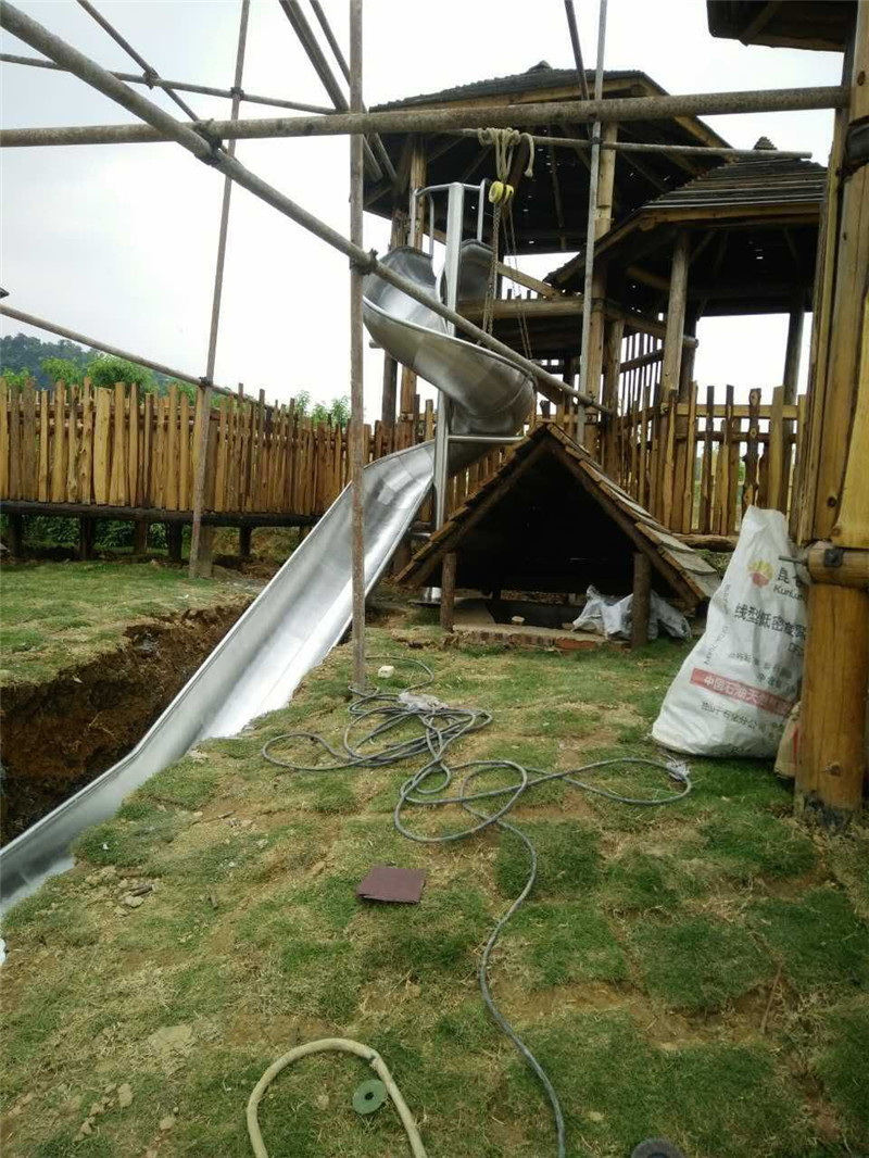 湖南冷水江市農莊不銹鋼滑梯施工現場案例