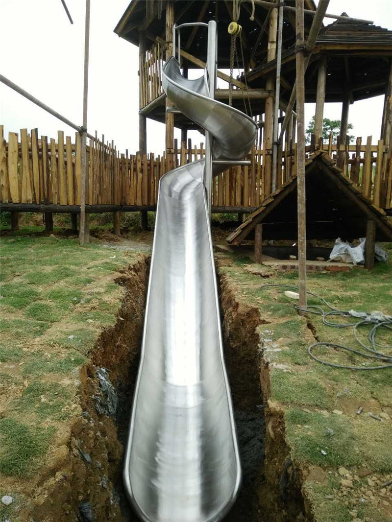 湖南冷水江市農莊不銹鋼滑梯施工現場案例